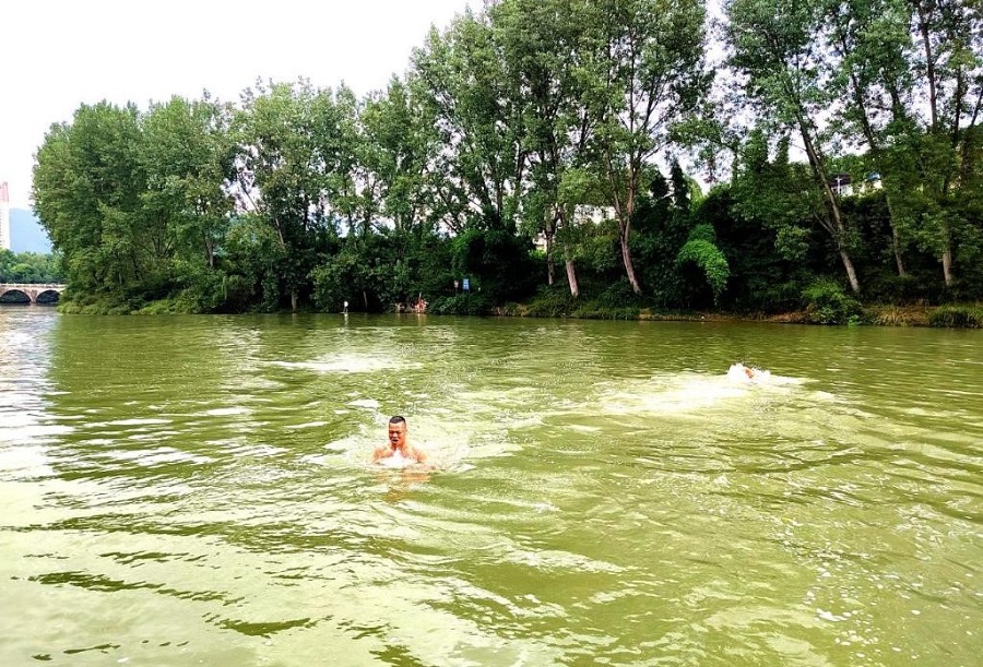 Zeng Qiliang, 46 tahun, sedang berenang.