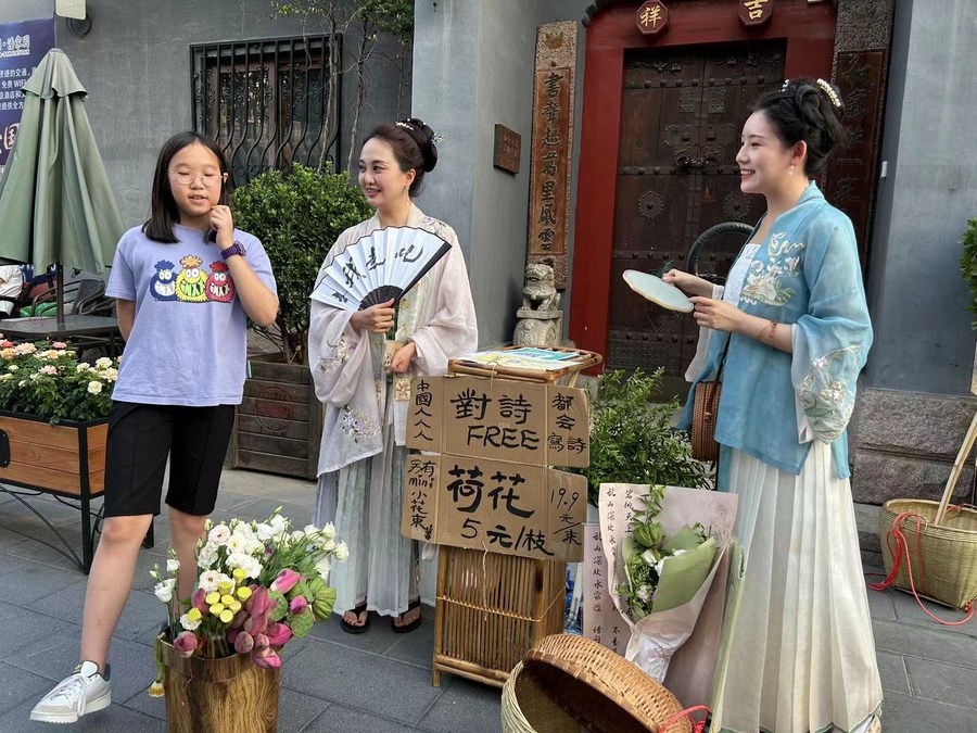 Peminat Hanfu menganjurkan aktiviti promosi di pasar antik Panjiayuan di Beijing, ibu negara China, pada 14 Julai 2023. (Xinhua/Shen Anni)