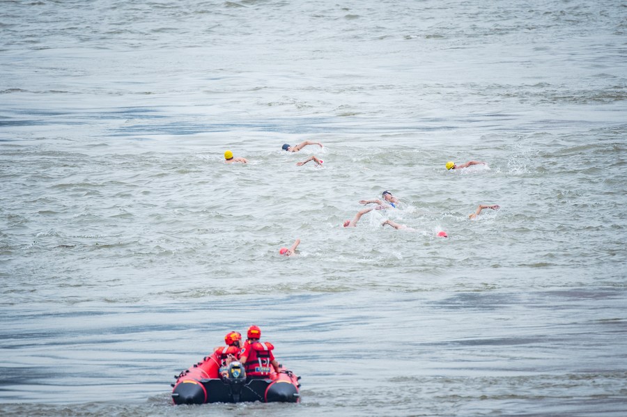 Peserta mengambil bahagian dalam Festival Rentas Sungai Yangtze Wuhan pada 16 Julai 2023. (Xinhua/Wu Zhizun)