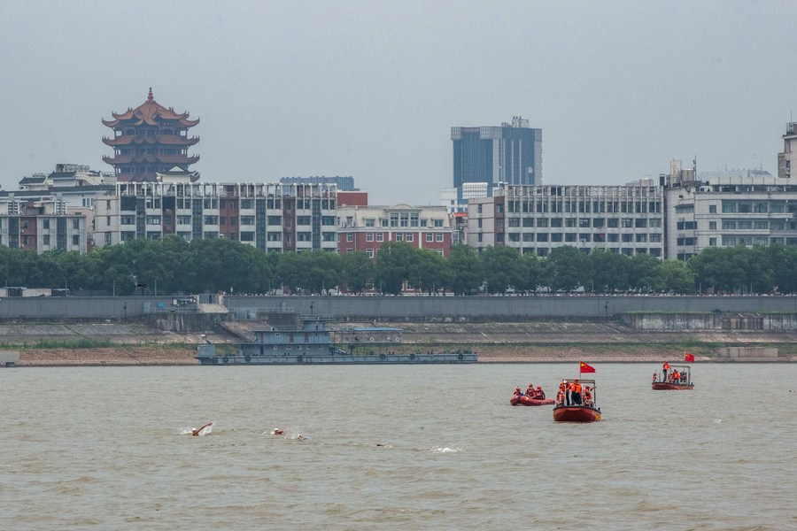 Peserta mengambil bahagian dalam Festival Rentas Sungai Yangtze Wuhan pada 16 Julai 2023. (Xinhua/Wu Zhizun)