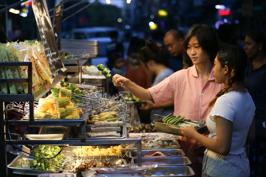 Pelanggan mengambil sayur-sayuran untuk hidangan Mala China di sebuah restoran di Pekan Cina Yangon, Myanmar pada 10 Mei 2023. (foto: Myo Kyaw Soe/Xinhua)