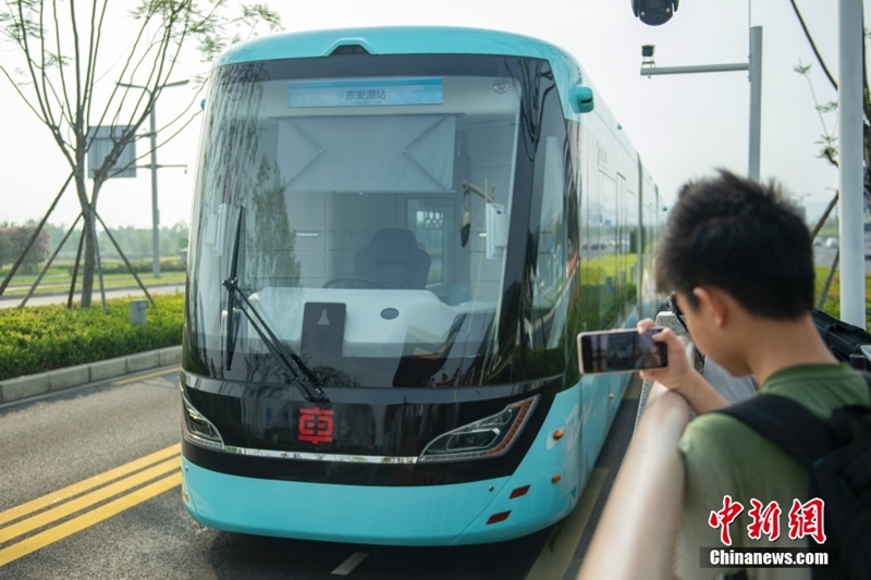 Trem Pintar Mula Uji Bawa Penumpang di Chengdu