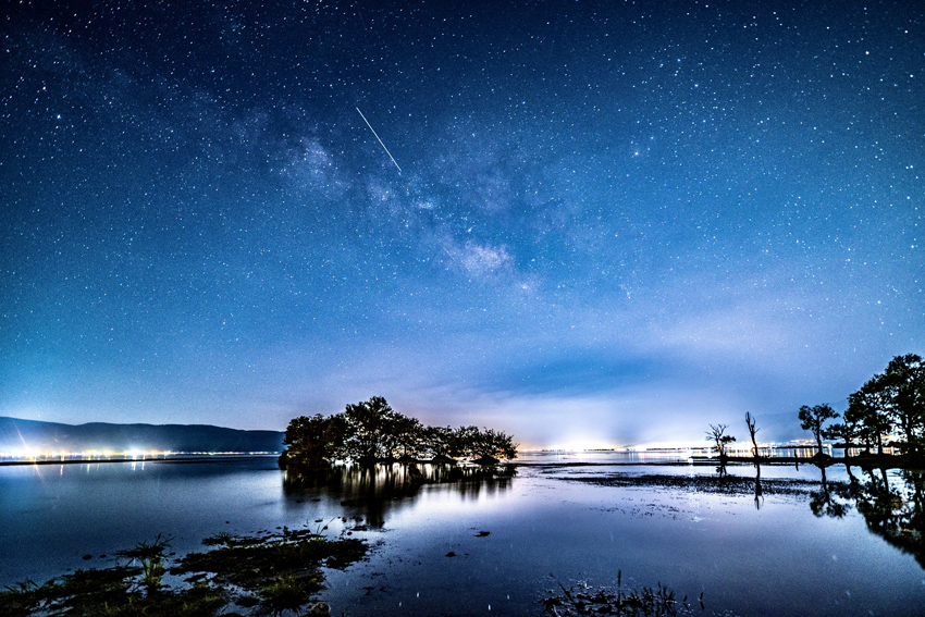 Langit Bintang Indah Permai di Tasik Erhai