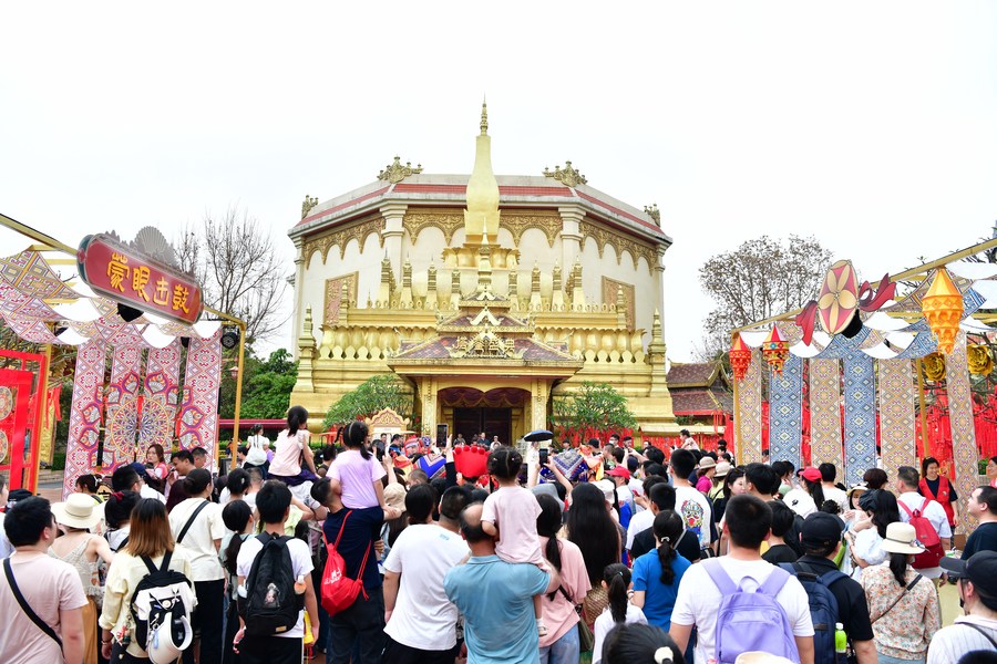 Pelancong mengunjungi taman hiburan Fantaworld Asian Legend yang bertemakan budaya 10 negara ASEAN, di Nanning, wilayah autonomi Zhuang Guangxi, selatan China, pada 30 April 2023. (Foto oleh Lu Hai/Xinhua)