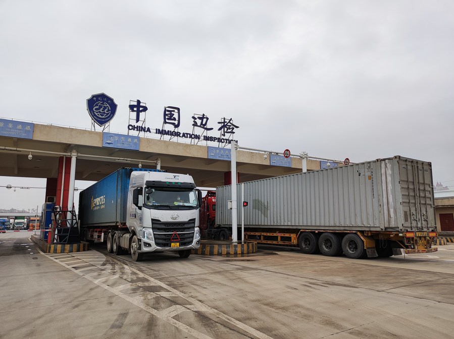 Foto ini yang diambil pada 12 April 2023 ini menunjukkan beberapa trak kargo berhenti di tempat pemeriksaan imigresen di Pelabuhan Dongxing, wilayah autonomi Zhuang Guangxi, selatan China. (Xinhua/Zhu Lili)