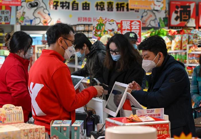 Foto ini menunjukkan pengguna membayar dengan telefon bimbit di sebuah pusat beli-belah di Tianjin. (Xinhua/Sun Fanyue)