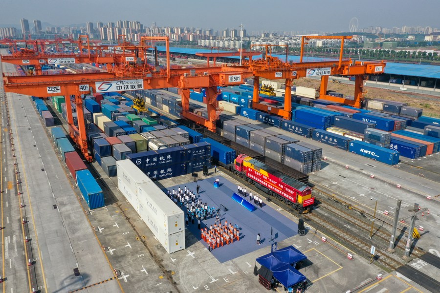 Foto udara yang diambil pada 30 Jun 2023 ini menunjukkan sebuah kereta api kargo China-Eropah bersedia untuk berlepas dari stesen Tuanjiecun di bandar Chongqing, barat daya China. (Xinhua/Tang Yi)