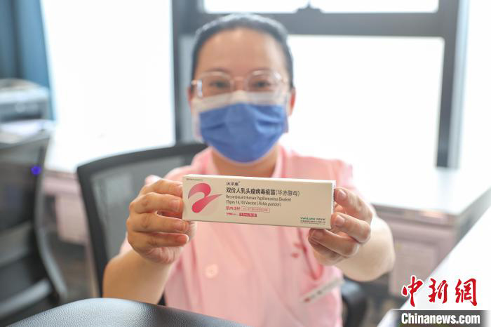 Foto ini menunjukkan kakitangan perubatan mempamerkan vaksin HPV bivalen buatan China. (foto: Liu Lixin/Chinanews.cn)