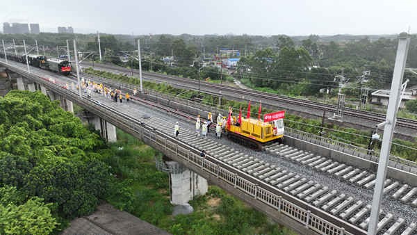 Foto udara tapak pembinaan landasan Kereta Api Fangdong. (Foto ihsan Biro Nanning, Kereta Api China)