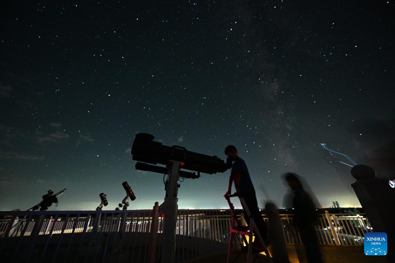 Para peminat astronomi melihat bintang di Balai Cerap Tasik Haba, daerah Yanchi, Wilayah Autonomi Hui Ningxia di bahagian barat laut China pada 13 Ogos. (foto: Wang Peng/Xinhua)