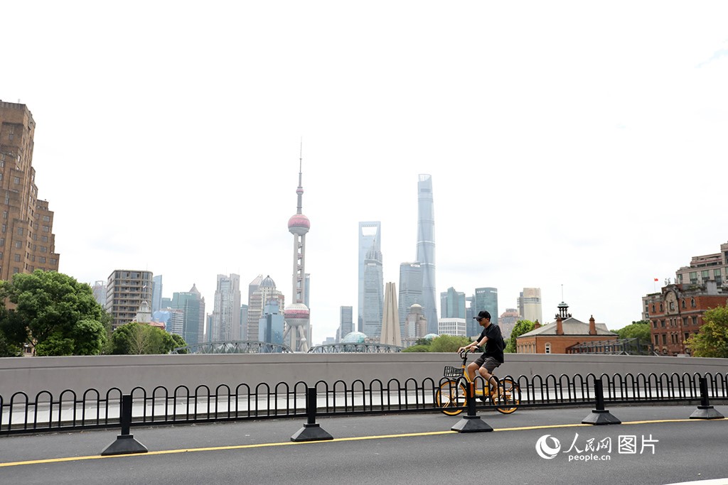 Penduduk Shanghai menunggang basikal kongsi di The Bund Shanghai. Konsep “jimat tenaga dan kurangkan pelepasan karbon” telah menjadi sebahagian daripada gaya hidup orang Shanghai. (People's Daily Online/Gong Sha)