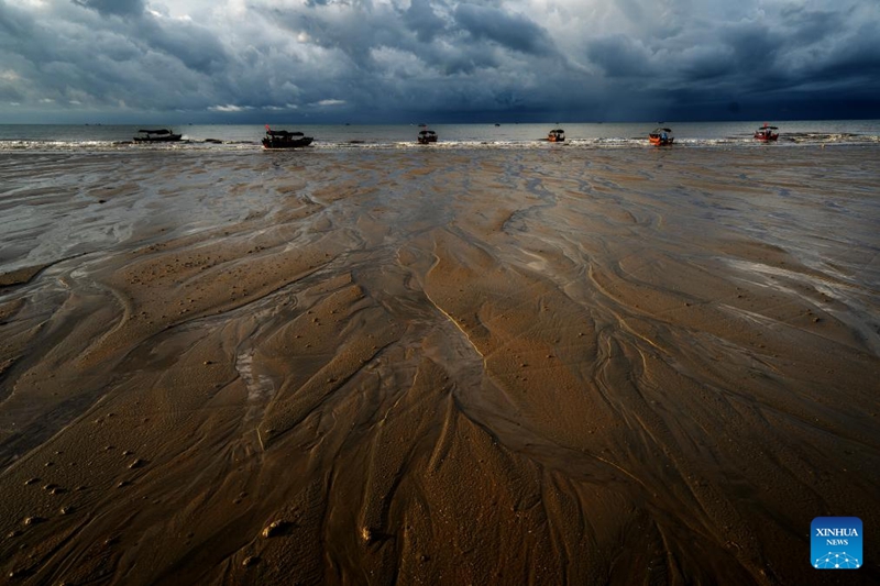 Warna-warni Pantai Jintan di Guangxi