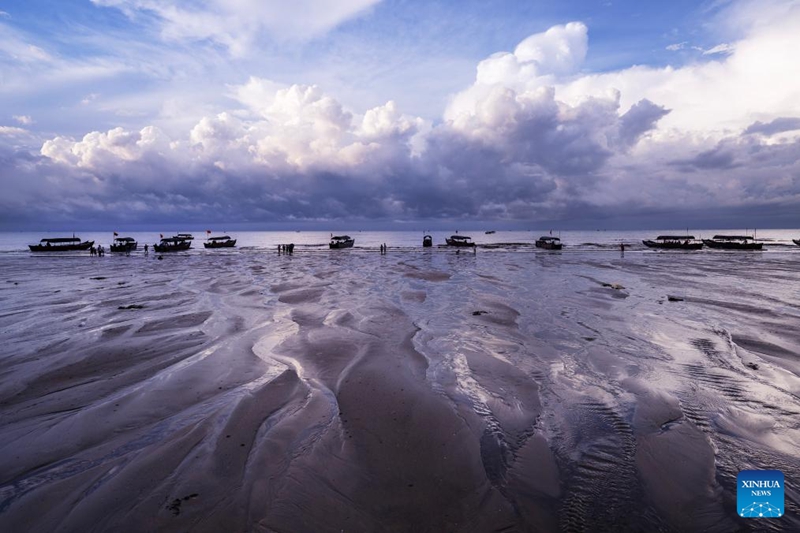 Warna-warni Pantai Jintan di Guangxi