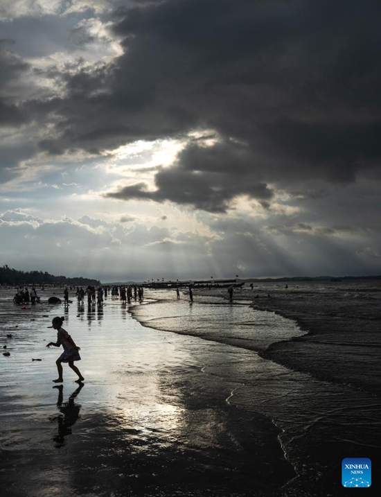 Warna-warni Pantai Jintan di Guangxi