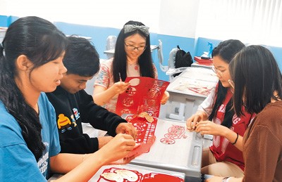 Pelajar dari Institut Confucius di Akademi Diraja Kemboja mengambil bahagian dalam aktiviti kebudayaan China.