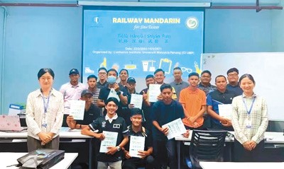 Gambar berkumpulan pelajar program latihan "bahasa Cina + pengangkutan rel " Institut Confucius di Universiti Malaysia Pahang.