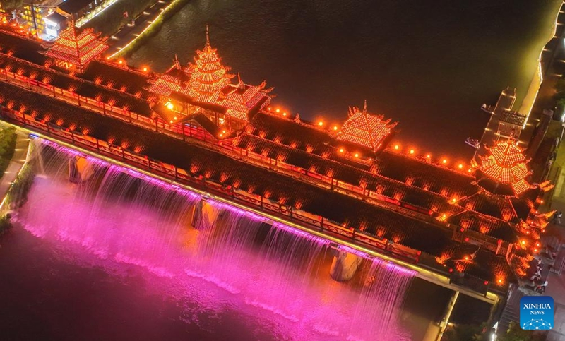 Foto udara yang diambil pada 18 Ogos 2023 ini memperlihatkan pemandangan jambatan Fengyu di Sungai Gongshui yang terletak di kaunti Xuan'en, daerah autonomi Enshi berpenduduk Tujia dan Miao, provinsi Hubei, tengah China. Beberapa aktiviti telah diadakan untuk meningkatkan ekonomi pada waktu malam di kawasan pemandangan Xuan'en termasuk lawatan bersiar-siar di Sungai Gongshui dan festival waktu malam di sepanjang sungai. (Xinhua/Cheng Min)