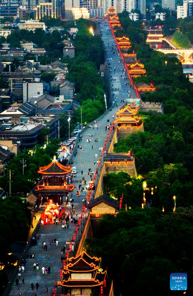 Foto udara bertarikh 25 April 2023 ini memperlihatkan pemandangan malam bahagian selatan tembok kota purba di Xi'an, provinsi Shaanxi di barat laut China. (Foto/Xinhua)