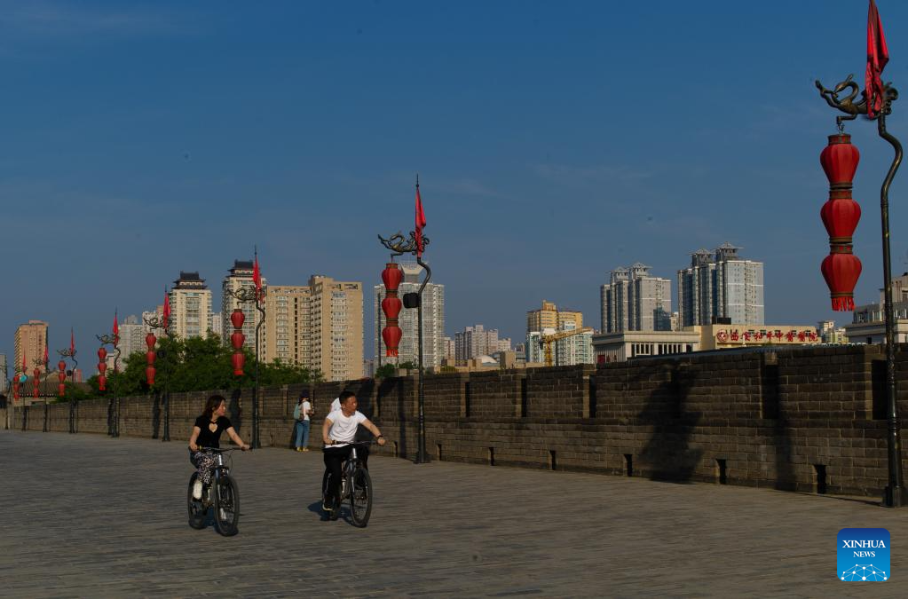 Orang ramai menunggang basikal di tembok bandar purba di Xi'an, provinsi Shaanxi di barat laut China, 16 Mei 2023. (Foto/Xinhua)