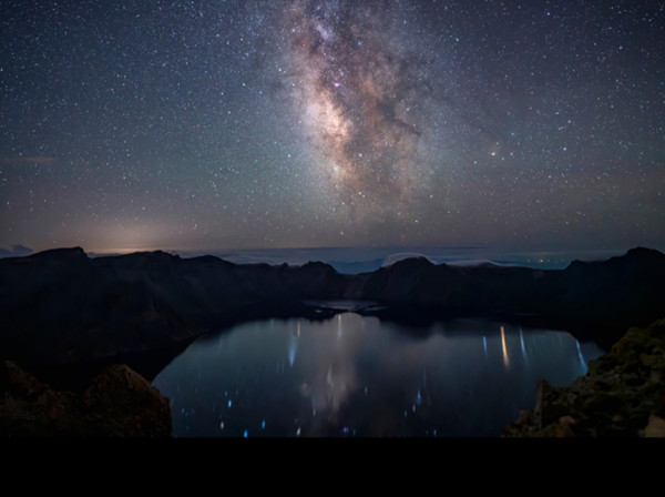 Fotografi Selang Masa Pamer Keindahan Tasik Tianchi Berbumbungkan Langit Berbintang