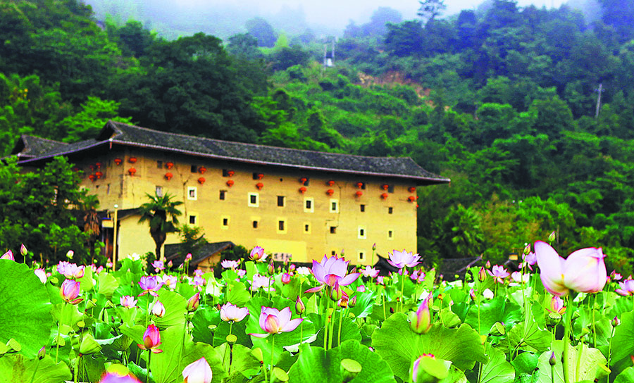 Heguilou terletak di dalam lautan bunga teratai di kaunti Nanjing, provinsi Fujian. (China Daily/Chen Haiyan)