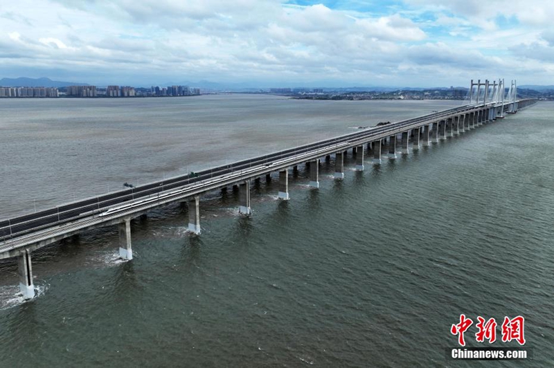 Foto ini menunjukkan kereta api berkelajuan tinggi Fuzhou-Xiamen merentas Jambatan Teluk Quanzhou dalam ujian operasi. (China News Agency/Ding Bo)