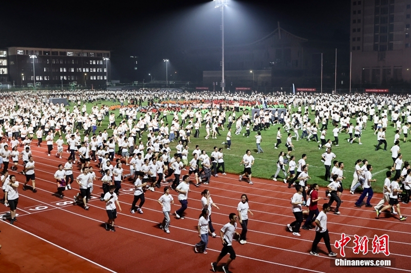 Foto ini menunjukkan pelajar baharu PKU menyertai aktiviti "larian pertama". (China News Agency/Yi Haifei)