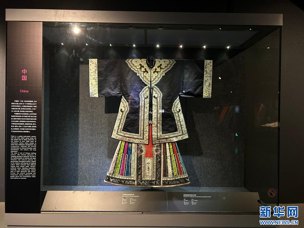 Pakaian tradisional China yang dipamerkan pada “Colorful Asia: Asian Costumes Exhibition”. (Foto ihsan Muzium Sutera China)