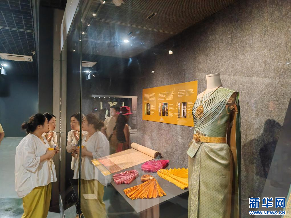 Menjelang Sukan Asia, Hangzhou Anjur Pameran Pakaian Asia