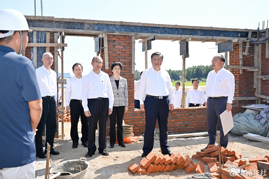 Xi Santuni Mangsa Banjir di Bandar Shangzhi