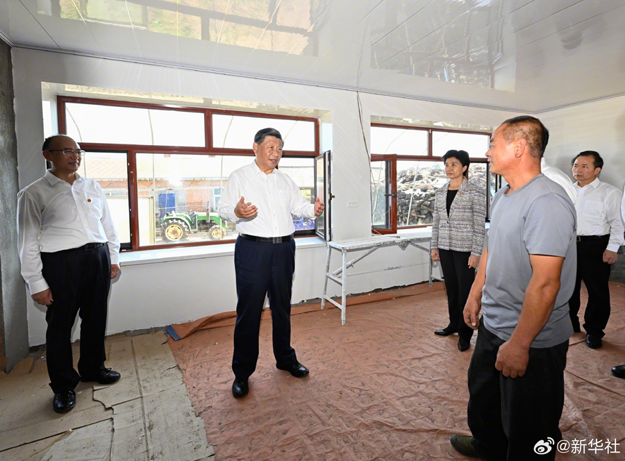 Xi Santuni Mangsa Banjir di Bandar Shangzhi