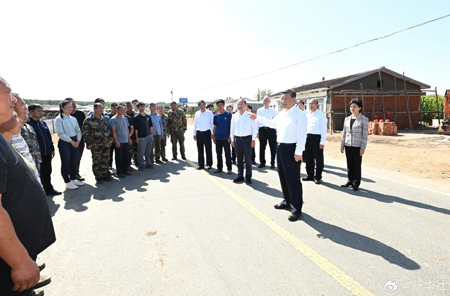 Xi Santuni Mangsa Banjir di Bandar Shangzhi