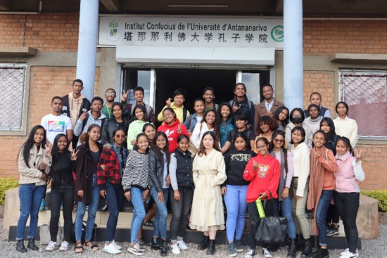 Wu Yi bersama murid-muridnya di Madagascar. (Gambar ihsan orang yang ditemu bual)