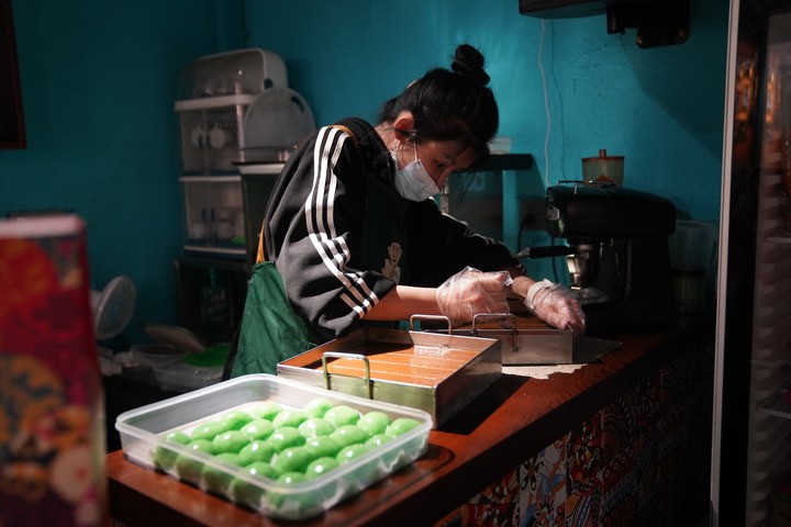 Isteri Cai Chenghao sedang membuat pastri Indonesia (gambar diambil pada 2 Mac). Foto oleh wartawan Agensi Berita Xinhua, Zhao Huan