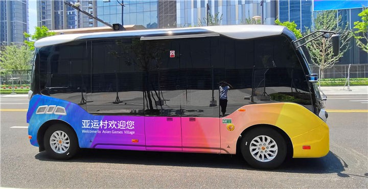 Bas tanpa pemandu yang dilengkapi dengan skrin AR. (Foto ihsan Jawatankuasa Penganjur Sukan Asia Hangzhou)