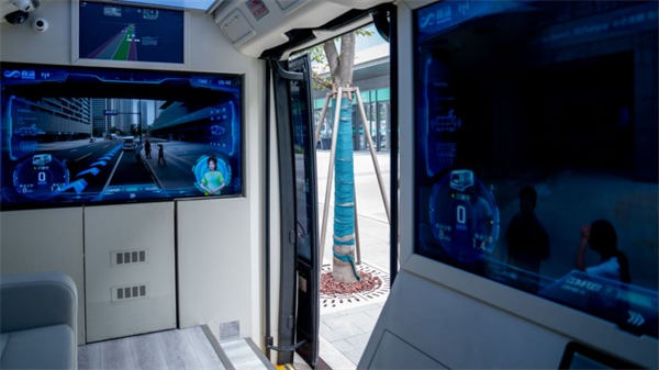 Bahagian dalam bas tanpa pemandu yang dilengkapi dengan skrin AR. (Foto ihsan Jawatankuasa Penganjur Sukan Asia Hangzhou)