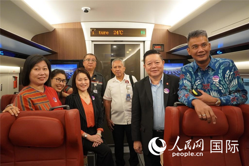 Duta Besar China ke ASEAN, Hou Yanqi (tiga dari kiri), Setiausaha Agung ASEAN, Kao Kim Hourn (dua dari kanan), Wakil Tetap Indonesia ke ASEAN, Derry Aman (pertama dari kanan) dan wakil-wakil negara ASEAN yang lain mengikuti perjalanan percubaan HSR Jakarta-Bandung. (People’s Daily Online/Cao Shiyun)