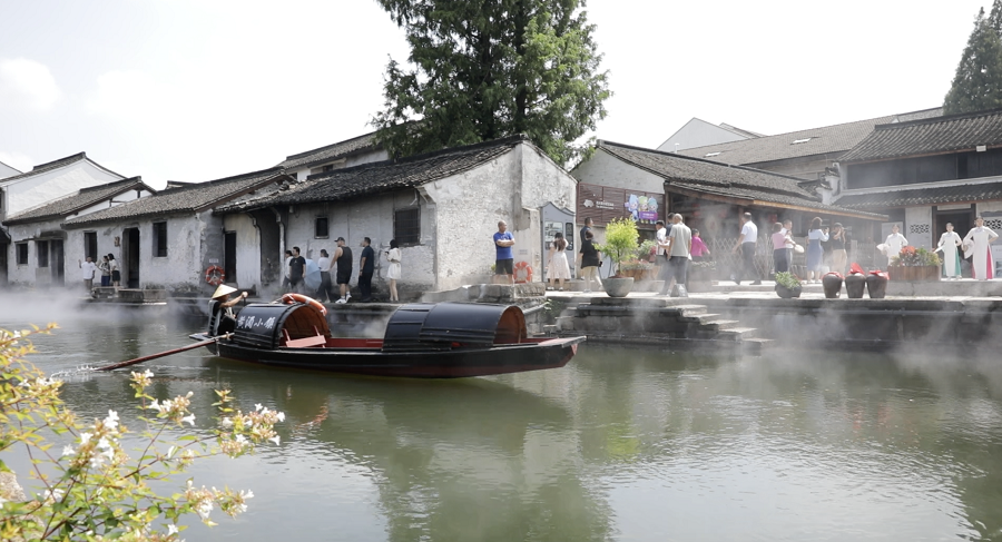 Orang ramai mengunjungi Jambatan Gongchen di Hangzhou. (People’s Daily Online/Wang Jing)