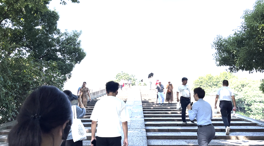 Orang ramai mengunjungi Pekan Huangjiu di Shaoxing. (People’s Daily Online/Wang Jing)