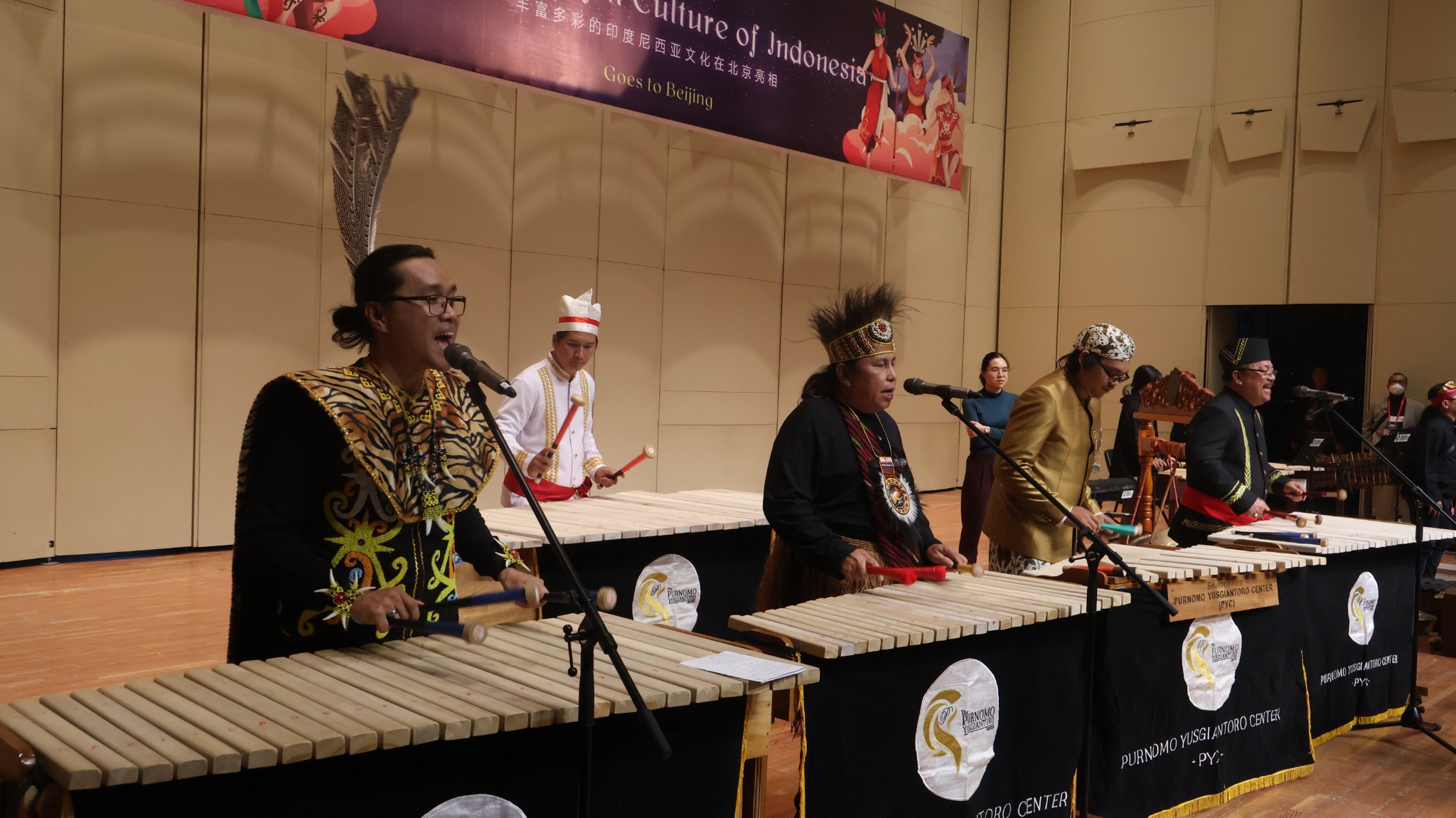 Artis Indonesia memainkan alat muzik tradisional kolintang. (Foto ihsan KBRI Beijing)