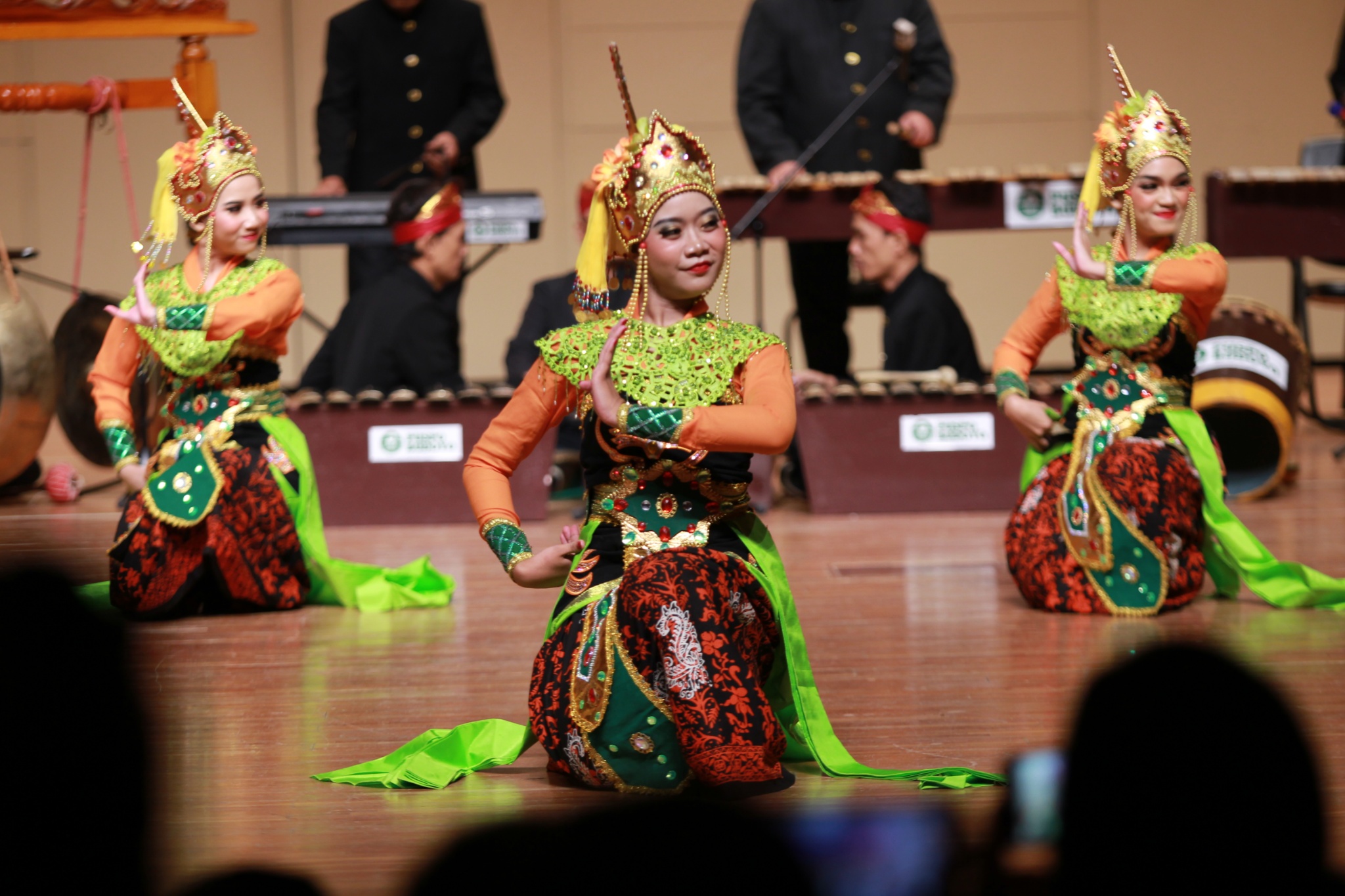 Artis Indonesia mempersembahkan tarian tradisional Indonesia. (Foto ihsan KBRI Beijing)