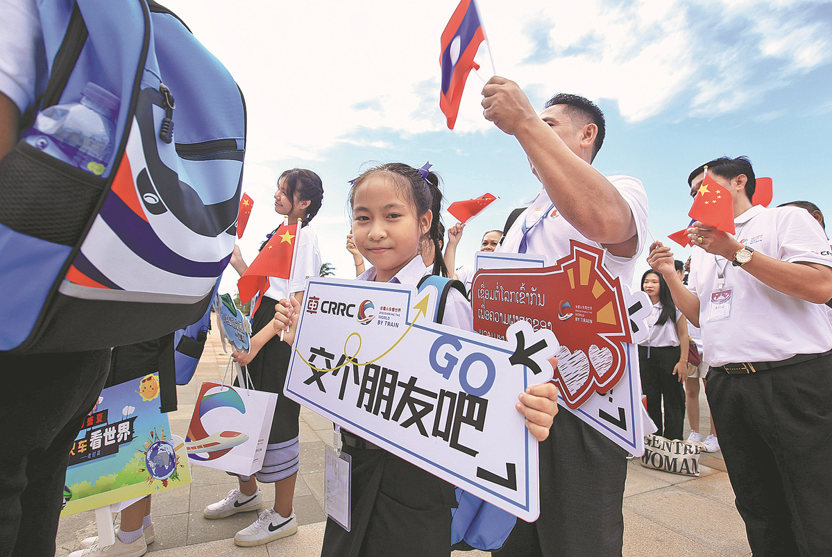 Pelajar dari Laos bersiap sedia untuk menaiki kereta api laju Lancang di stesen yang baru siap dibina di laluan Kereta Api China-Laos di Vientiane pada 21 Jun. (Xinhua/Kai Qiao)) 