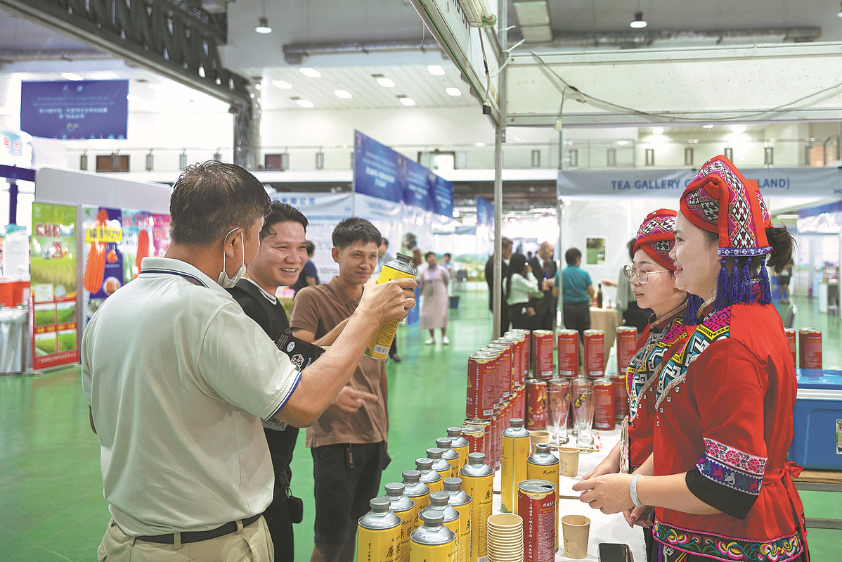 Pengunjung membelek produk-produk yang dipamerkan pada Ekspo China-ASEAN ke-20 di Vientianne pada April. (Xinhua/Kai Qiao)