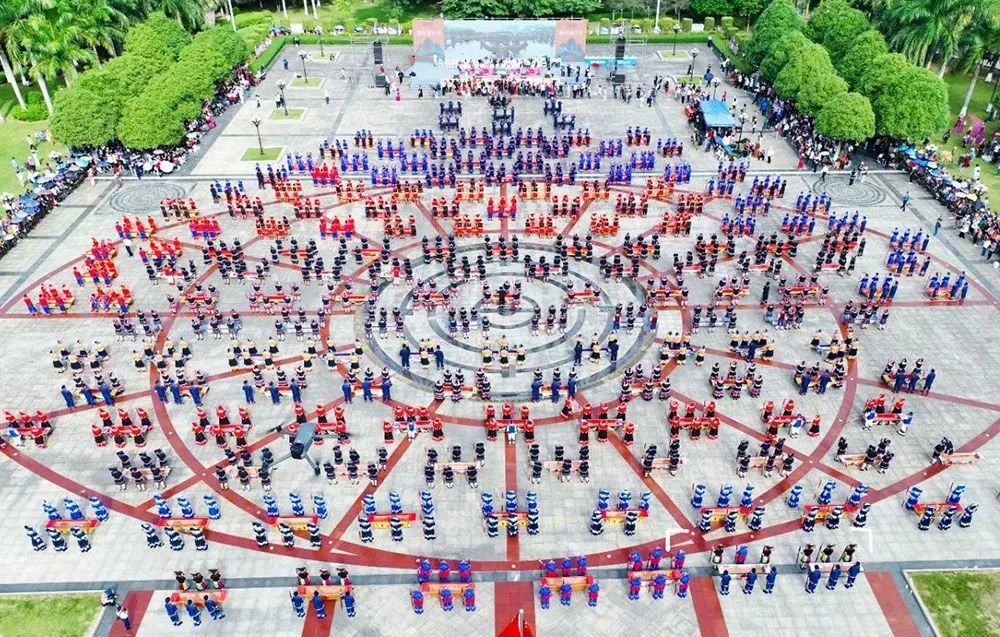 Pertandingan Tarian Dalang Etnik Zhuang Ribuan Orang ke-5. (Foto ihsan Pusat Media Daerah Tiandeng)