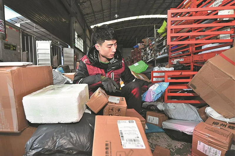 Pekerja mengisih bungkusan di sebuah pusat pengisihan  di bandar Chenzhou, provinsi Hunan. (foto/China Daily)