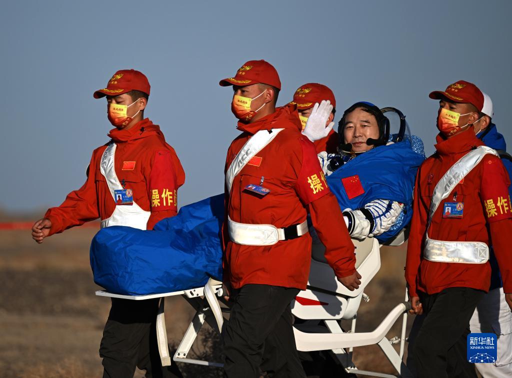 Kru Kapal Shenzhou-16 Selamat Kembali ke Bumi