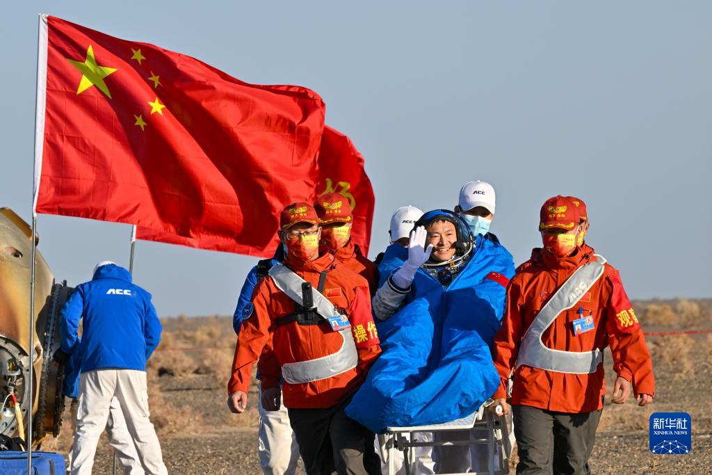 Kru Kapal Shenzhou-16 Selamat Kembali ke Bumi