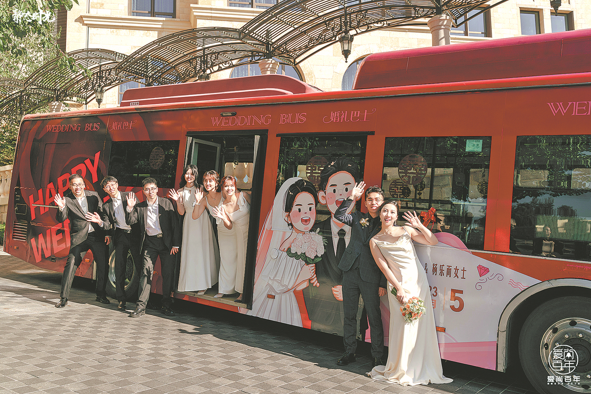 Pengantin lelaki dan perempuan, bersama-sama pengapit, bergambar dengan bas. (foto/China Daily)