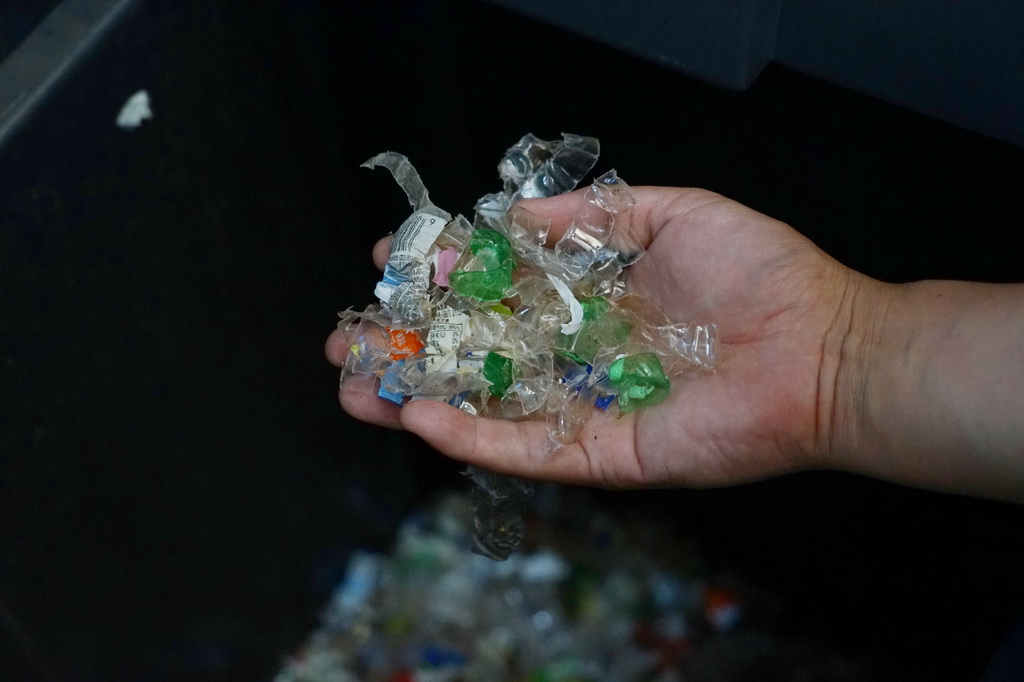 Foto ini menunjukkan kepingan plastik yang diperoleh daripada botol plastik terbiar setelah dipecahkan.