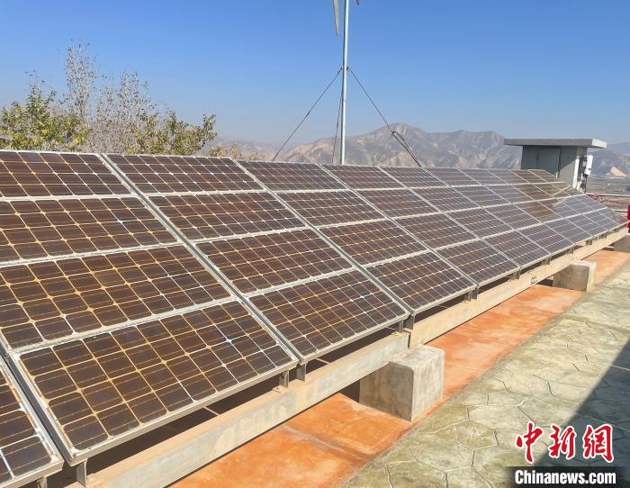 Di Institut Penyelidikan Tenaga Asli Gansu, letaknya stesen jana kuasa fotovolta yang tertua di China. Loji ini merupakan penjana kuasa solar berkapasiti 10kW yang pertama di negara ini. Siap dibina di kampung Xiaocha di bandar Lanzhou pada tahun 1983, penjana ini kemudiannya dipindahkan ke Institut Penyelidikan Tenaga Asli Gansu. Hingga kini, sejarahnya sudah menjangkau 40 tahun. (China News Network/Liu Wenwen)